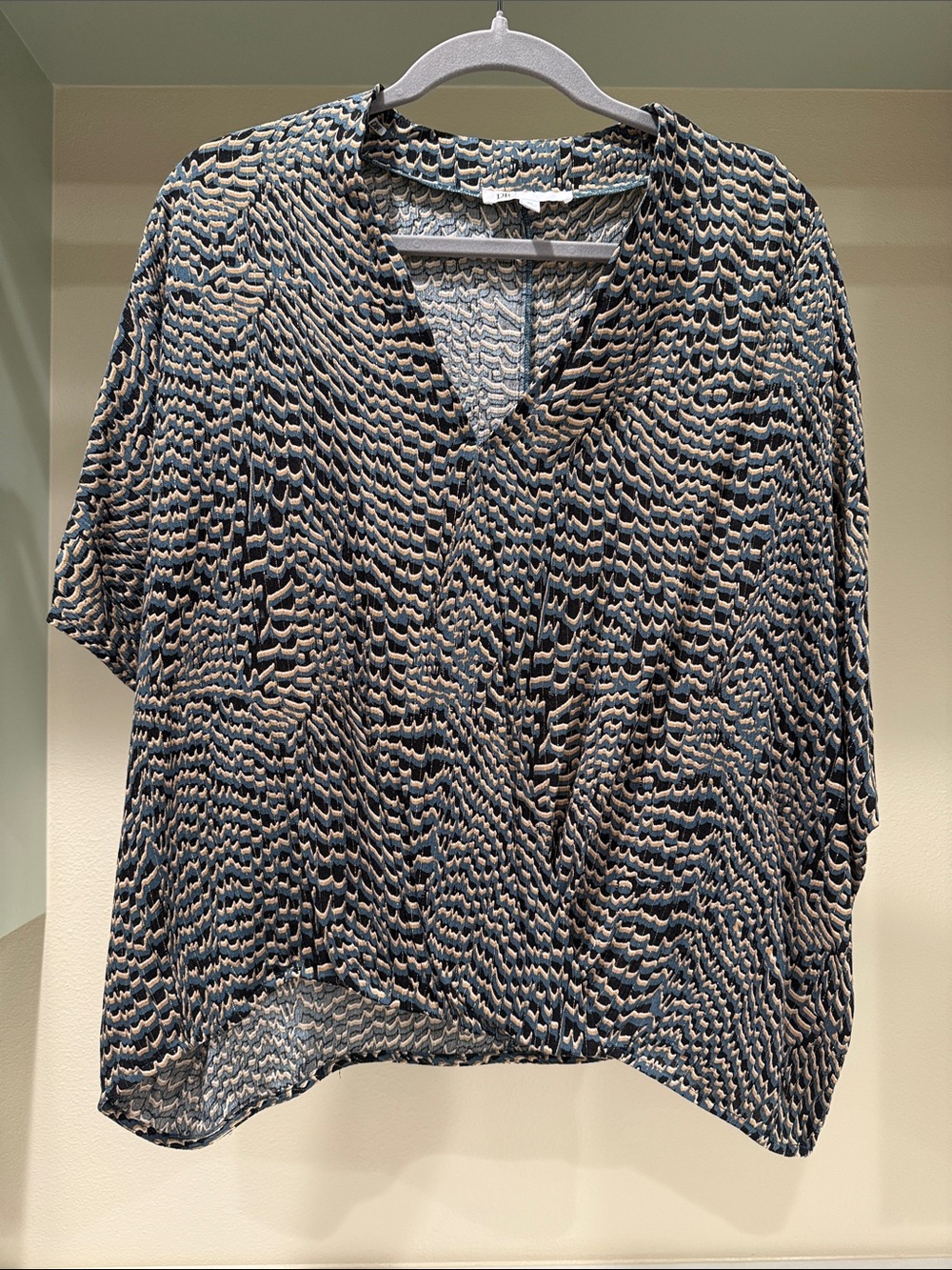 DR2 Textured Wave V-Neck Blouse — Blue & Beige